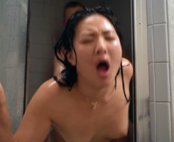Su novia asiática comparte ducha y le pide un buen polvete